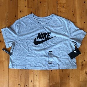 NIKE WOMENS BIG LOGO CROP TOP- LOOSE FIT